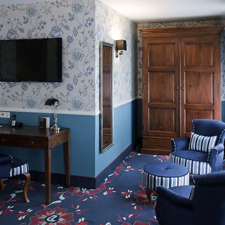 Carlton Ambassador Hotel