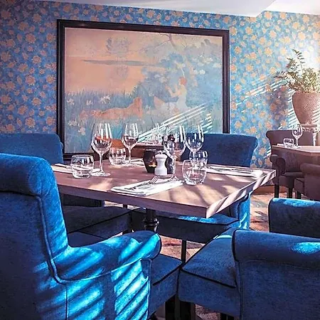Carlton Ambassador Hotel 4*